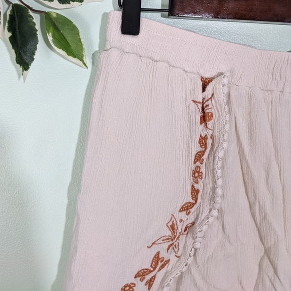 💐 Papaya Embroidered Lined Shorts 💐 - Picture 3 of 10